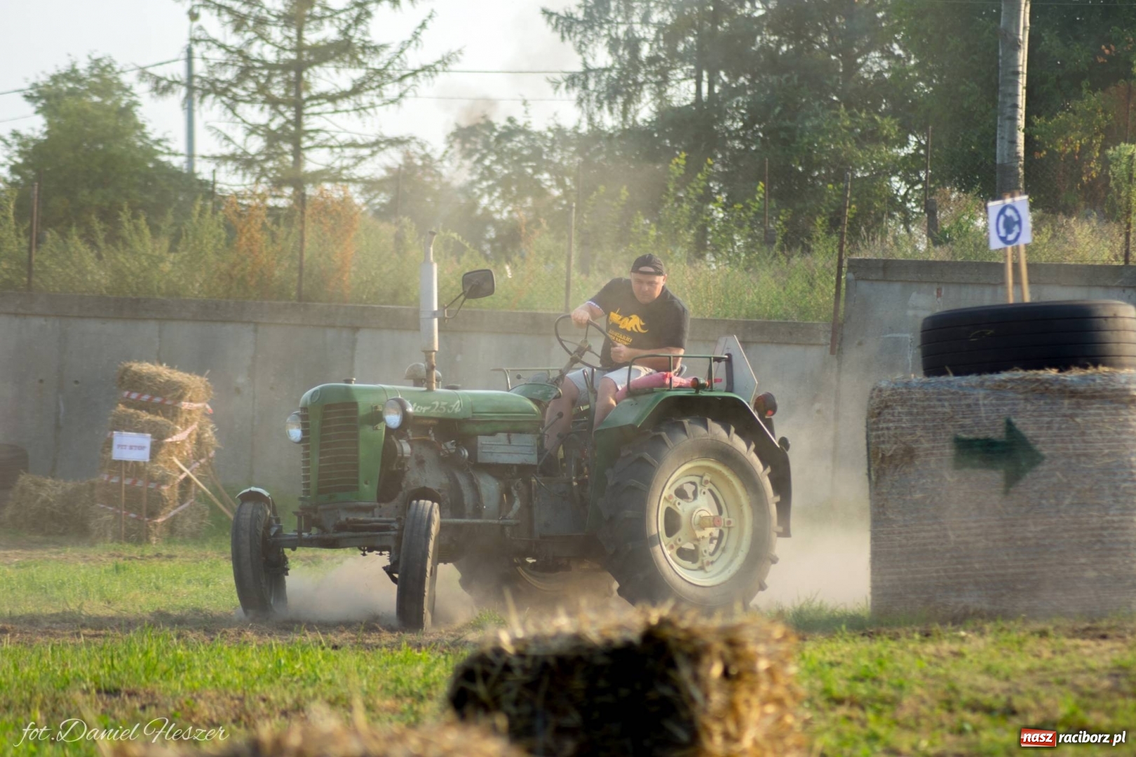 Zdjęcie w galerii na portalu naszraciborz.pl: Krowiarki 2019. Zmagania traktorów i dożynkowy korowód [FOTO z DRONA] wiadomości z regionu
