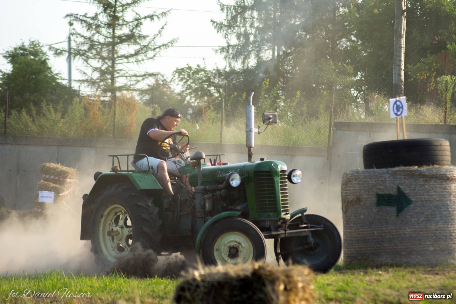 Zdjęcie w galerii na portalu naszraciborz.pl: Krowiarki 2019. Zmagania traktorów i dożynkowy korowód [FOTO z DRONA] wiadomości z regionu