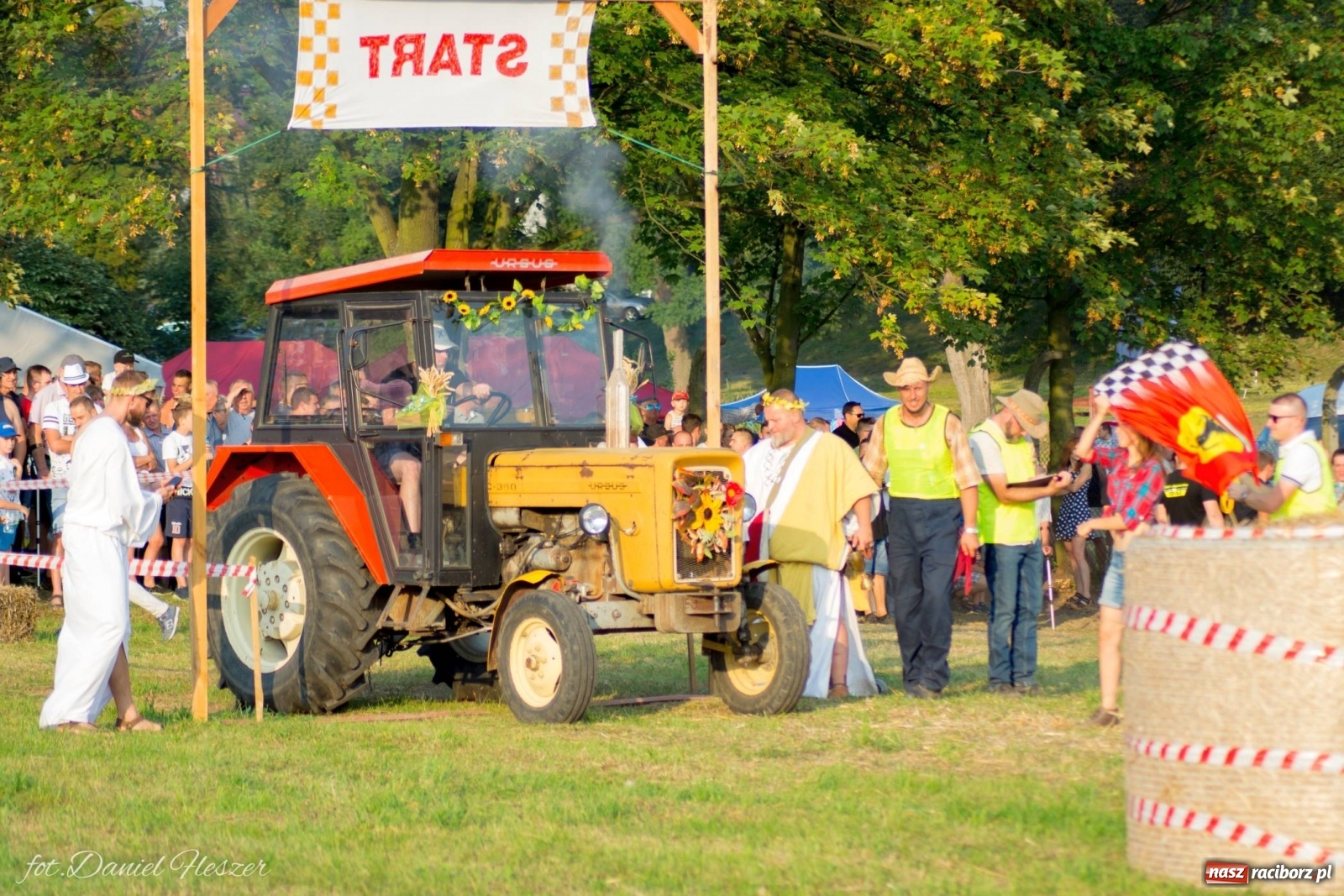 Zdjęcie w galerii na portalu naszraciborz.pl: Krowiarki 2019. Zmagania traktorów i dożynkowy korowód [FOTO z DRONA] wiadomości z regionu