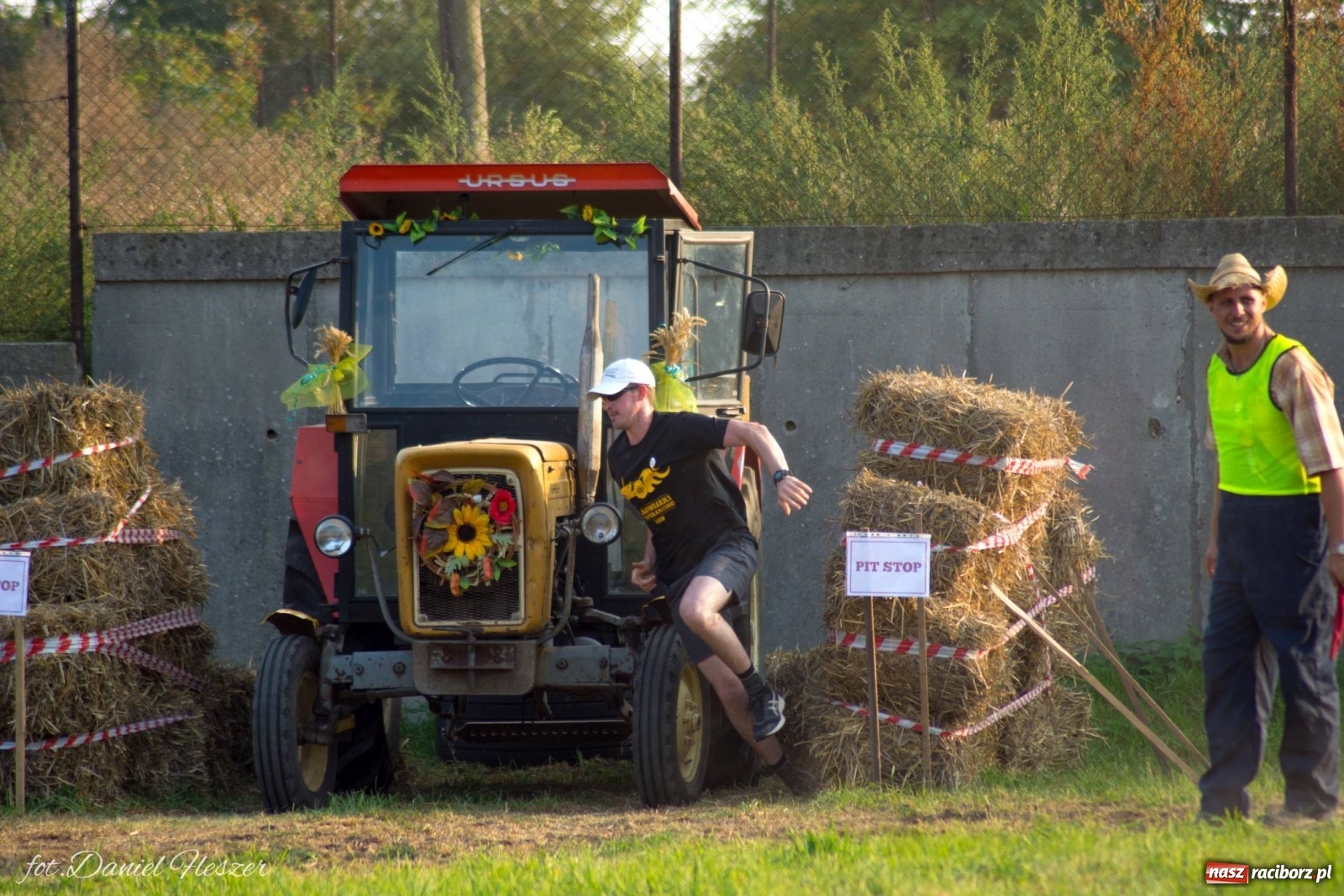 Zdjęcie w galerii na portalu naszraciborz.pl: Krowiarki 2019. Zmagania traktorów i dożynkowy korowód [FOTO z DRONA] wiadomości z regionu