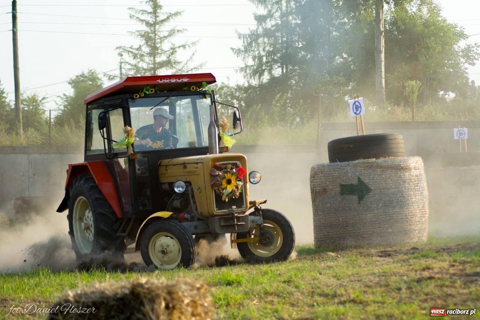 Zdjęcie w galerii na portalu naszraciborz.pl: Krowiarki 2019. Zmagania traktorów i dożynkowy korowód [FOTO z DRONA] wiadomości z regionu