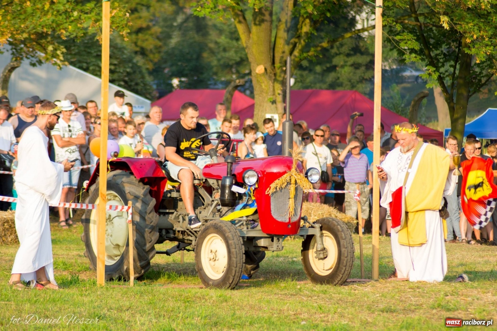 Zdjęcie w galerii na portalu naszraciborz.pl: Krowiarki 2019. Zmagania traktorów i dożynkowy korowód [FOTO z DRONA] wiadomości z regionu