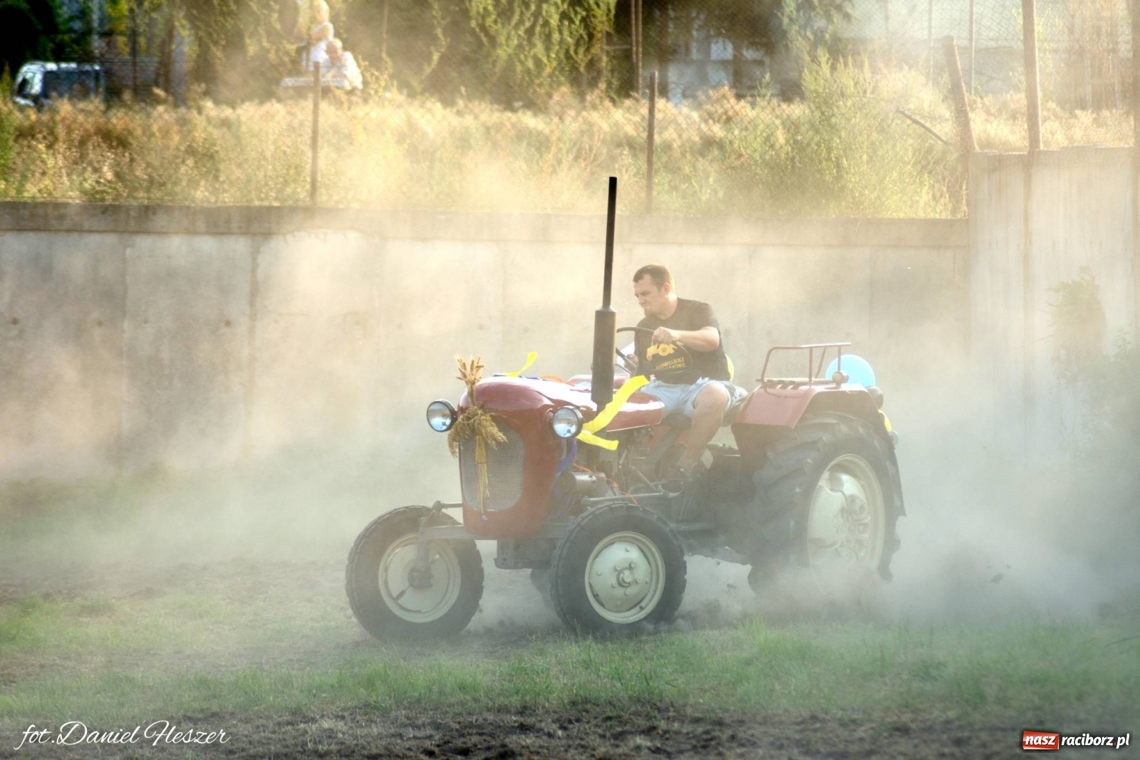 Zdjęcie w galerii na portalu naszraciborz.pl: Krowiarki 2019. Zmagania traktorów i dożynkowy korowód [FOTO z DRONA] wiadomości z regionu