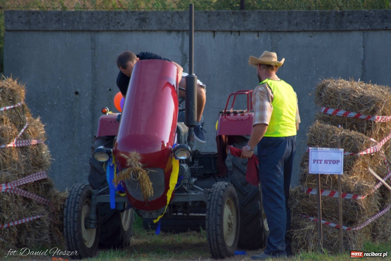 Zdjęcie w galerii na portalu naszraciborz.pl: Krowiarki 2019. Zmagania traktorów i dożynkowy korowód [FOTO z DRONA] wiadomości z regionu