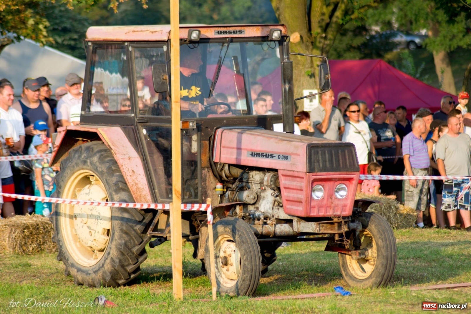 Zdjęcie w galerii na portalu naszraciborz.pl: Krowiarki 2019. Zmagania traktorów i dożynkowy korowód [FOTO z DRONA] wiadomości z regionu