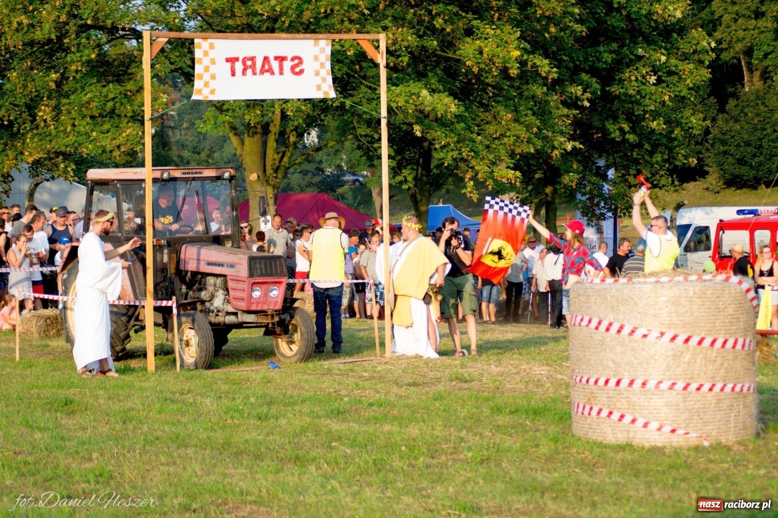 Zdjęcie w galerii na portalu naszraciborz.pl: Krowiarki 2019. Zmagania traktorów i dożynkowy korowód [FOTO z DRONA] wiadomości z regionu