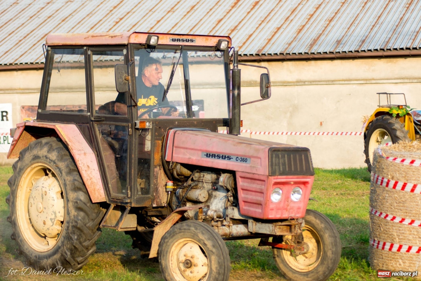 Zdjęcie w galerii na portalu naszraciborz.pl: Krowiarki 2019. Zmagania traktorów i dożynkowy korowód [FOTO z DRONA] wiadomości z regionu