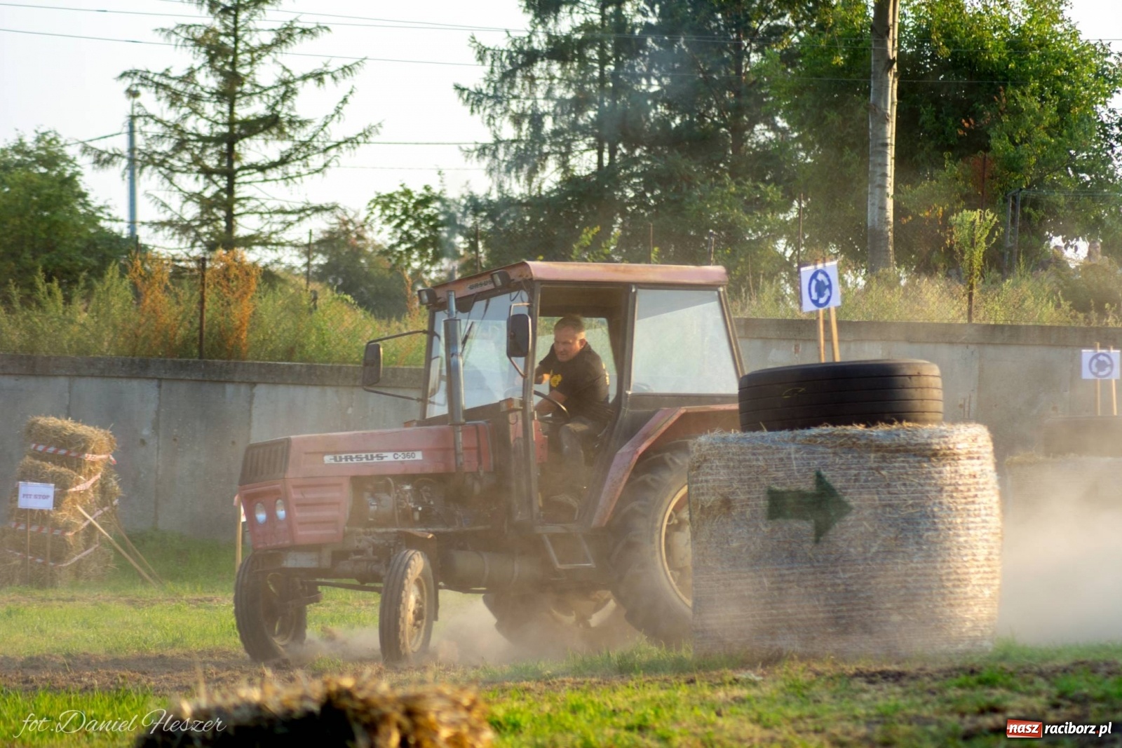 Zdjęcie w galerii na portalu naszraciborz.pl: Krowiarki 2019. Zmagania traktorów i dożynkowy korowód [FOTO z DRONA] wiadomości z regionu