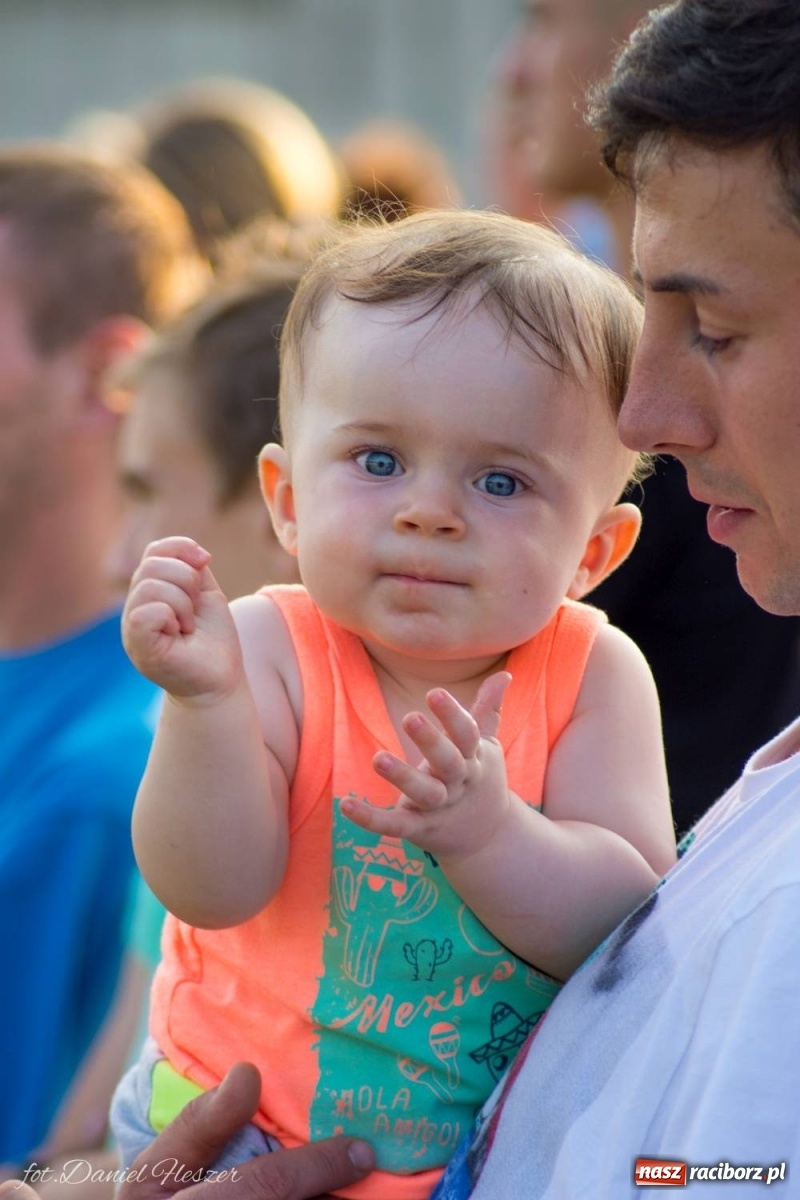 Zdjęcie w galerii na portalu naszraciborz.pl: Krowiarki 2019. Zmagania traktorów i dożynkowy korowód [FOTO z DRONA] wiadomości z regionu