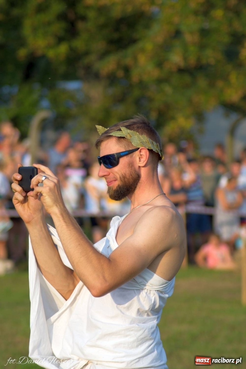 Zdjęcie w galerii na portalu naszraciborz.pl: Krowiarki 2019. Zmagania traktorów i dożynkowy korowód [FOTO z DRONA] wiadomości z regionu