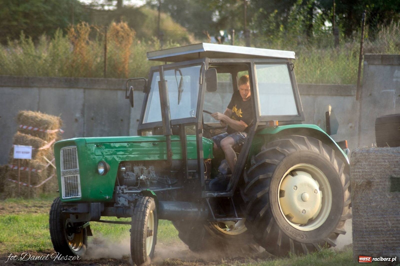 Zdjęcie w galerii na portalu naszraciborz.pl: Krowiarki 2019. Zmagania traktorów i dożynkowy korowód [FOTO z DRONA] wiadomości z regionu