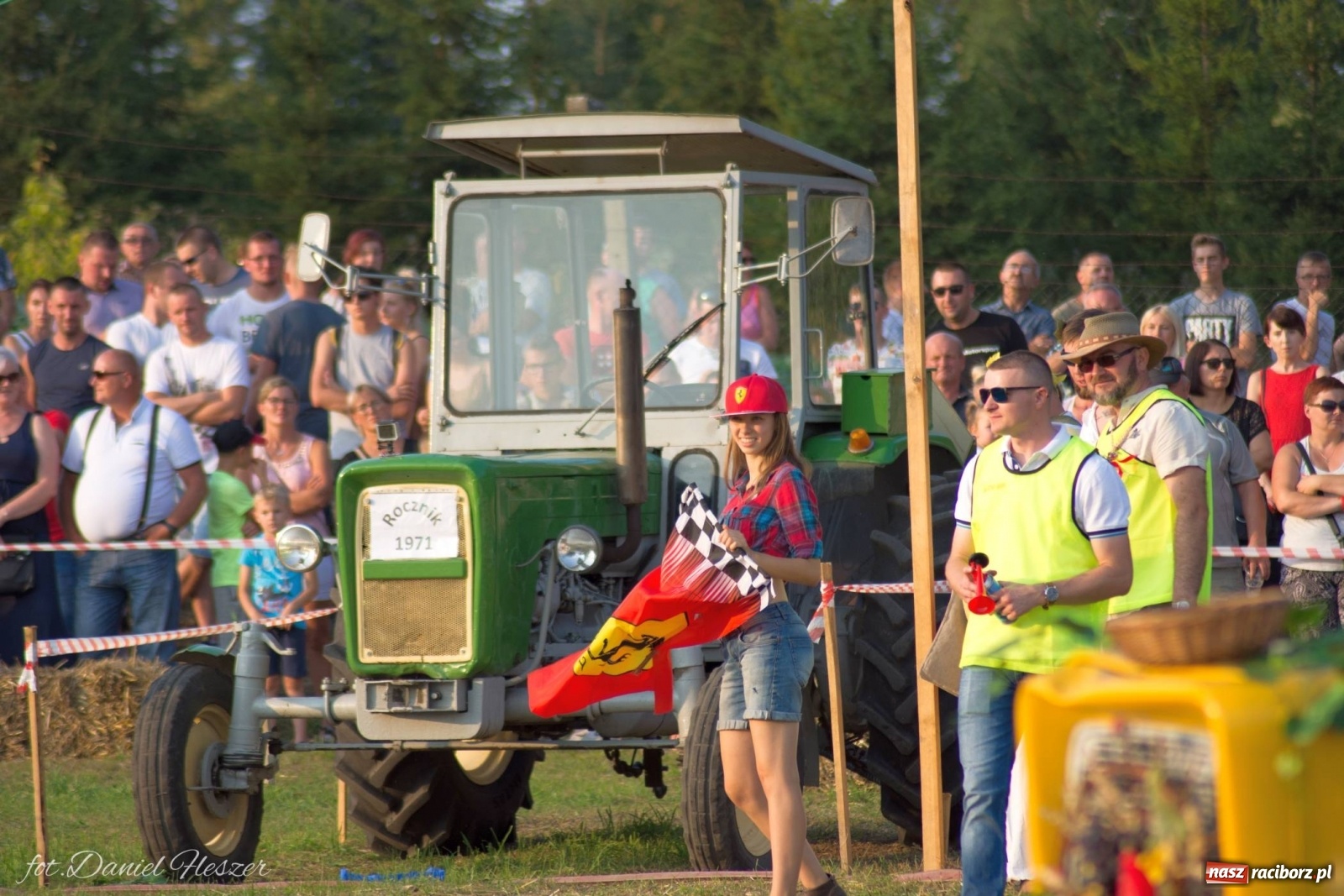 Zdjęcie w galerii na portalu naszraciborz.pl: Krowiarki 2019. Zmagania traktorów i dożynkowy korowód [FOTO z DRONA] wiadomości z regionu