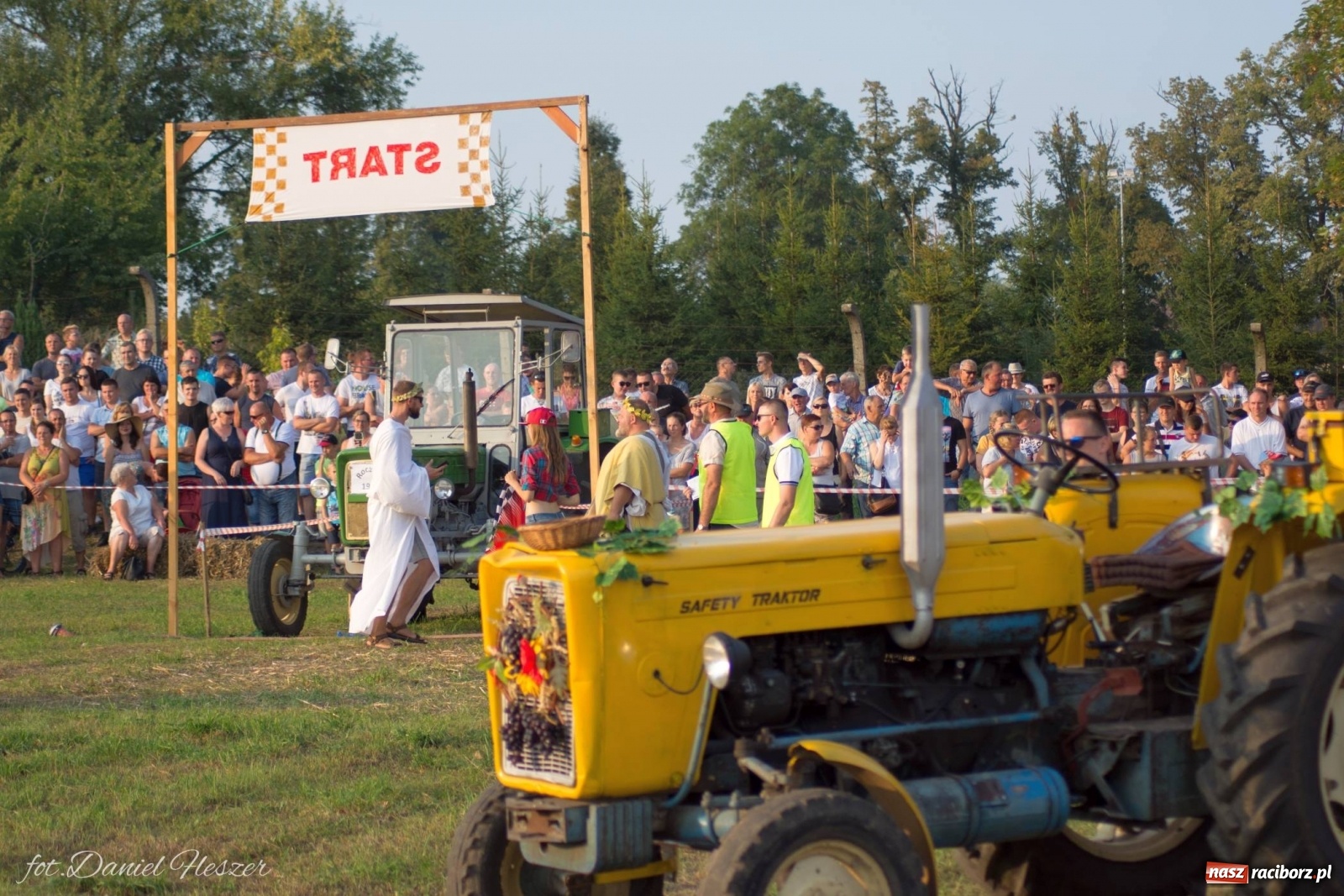 Zdjęcie w galerii na portalu naszraciborz.pl: Krowiarki 2019. Zmagania traktorów i dożynkowy korowód [FOTO z DRONA] wiadomości z regionu