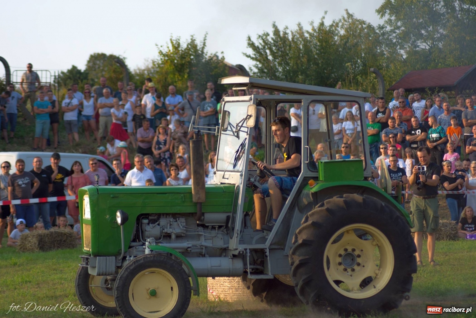 Zdjęcie w galerii na portalu naszraciborz.pl: Krowiarki 2019. Zmagania traktorów i dożynkowy korowód [FOTO z DRONA] wiadomości z regionu