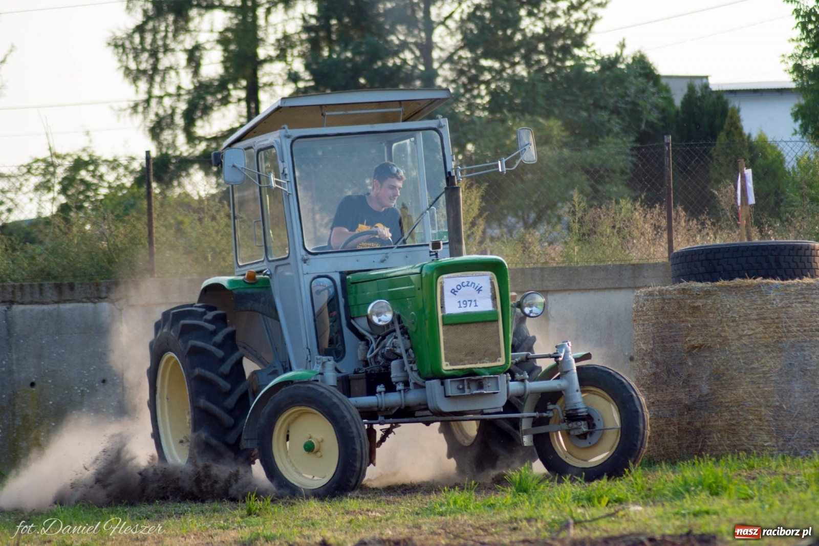 Zdjęcie w galerii na portalu naszraciborz.pl: Krowiarki 2019. Zmagania traktorów i dożynkowy korowód [FOTO z DRONA] wiadomości z regionu