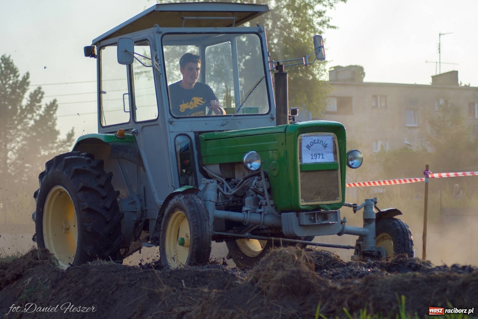 Zdjęcie w galerii na portalu naszraciborz.pl: Krowiarki 2019. Zmagania traktorów i dożynkowy korowód [FOTO z DRONA] wiadomości z regionu