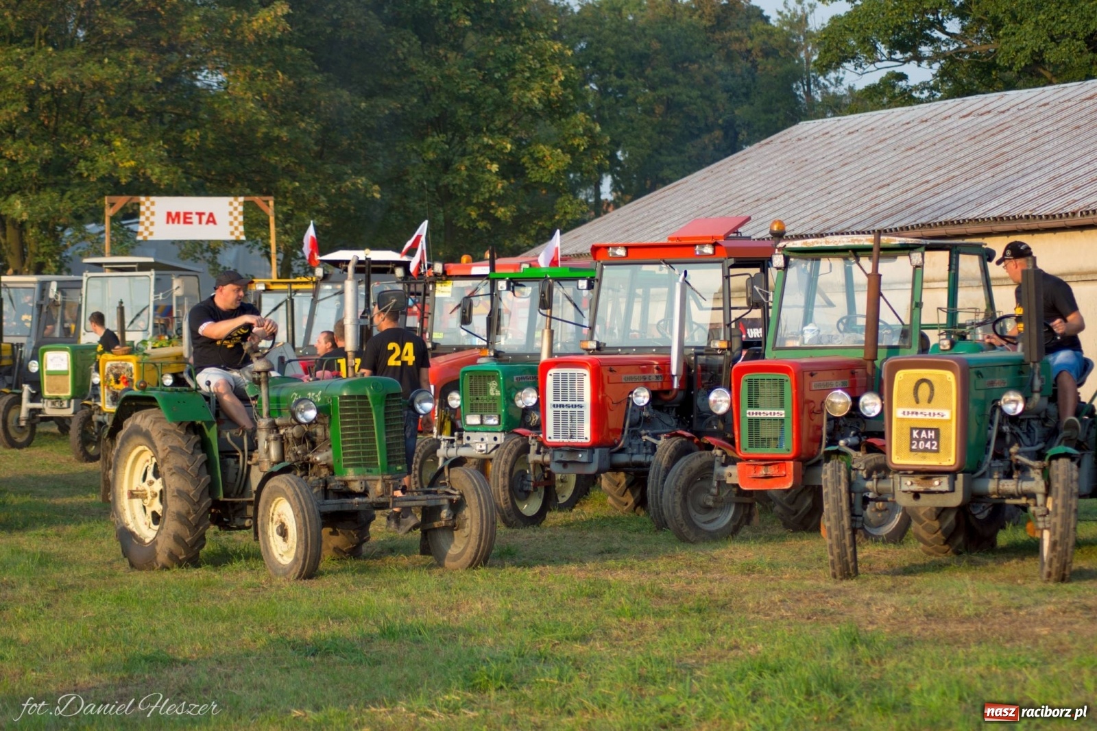 Zdjęcie w galerii na portalu naszraciborz.pl: Krowiarki 2019. Zmagania traktorów i dożynkowy korowód [FOTO z DRONA] wiadomości z regionu
