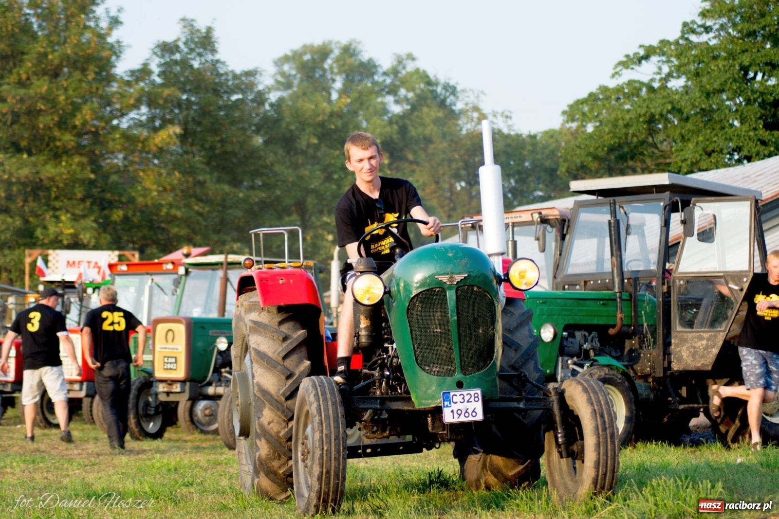 Zdjęcie w galerii na portalu naszraciborz.pl: Krowiarki 2019. Zmagania traktorów i dożynkowy korowód [FOTO z DRONA] wiadomości z regionu