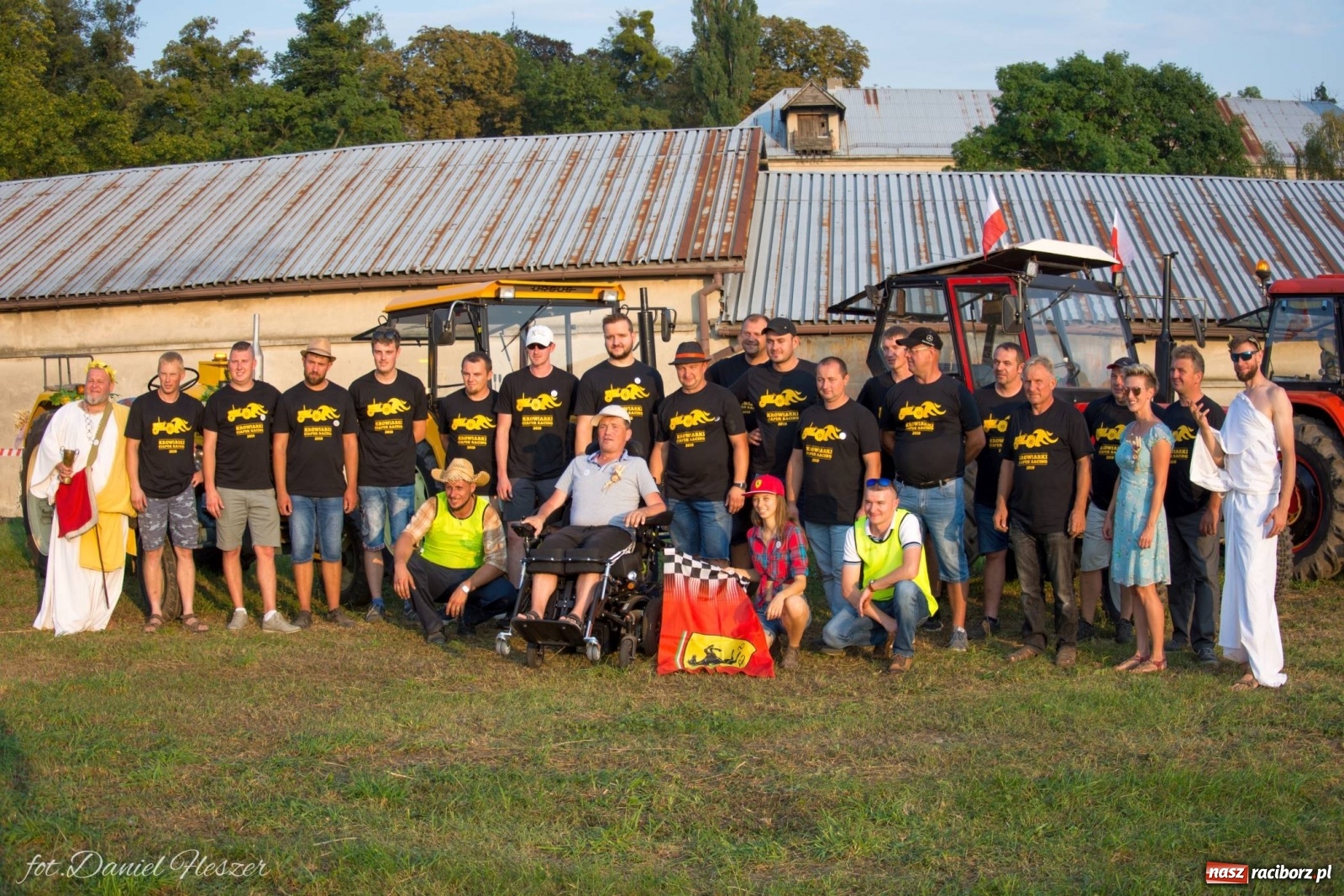 Zdjęcie w galerii na portalu naszraciborz.pl: Krowiarki 2019. Zmagania traktorów i dożynkowy korowód [FOTO z DRONA] wiadomości z regionu