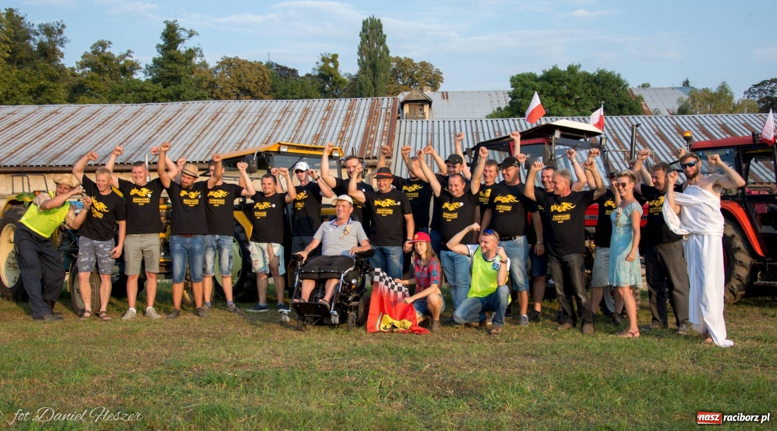 Zdjęcie w galerii na portalu naszraciborz.pl: Krowiarki 2019. Zmagania traktorów i dożynkowy korowód [FOTO z DRONA] wiadomości z regionu