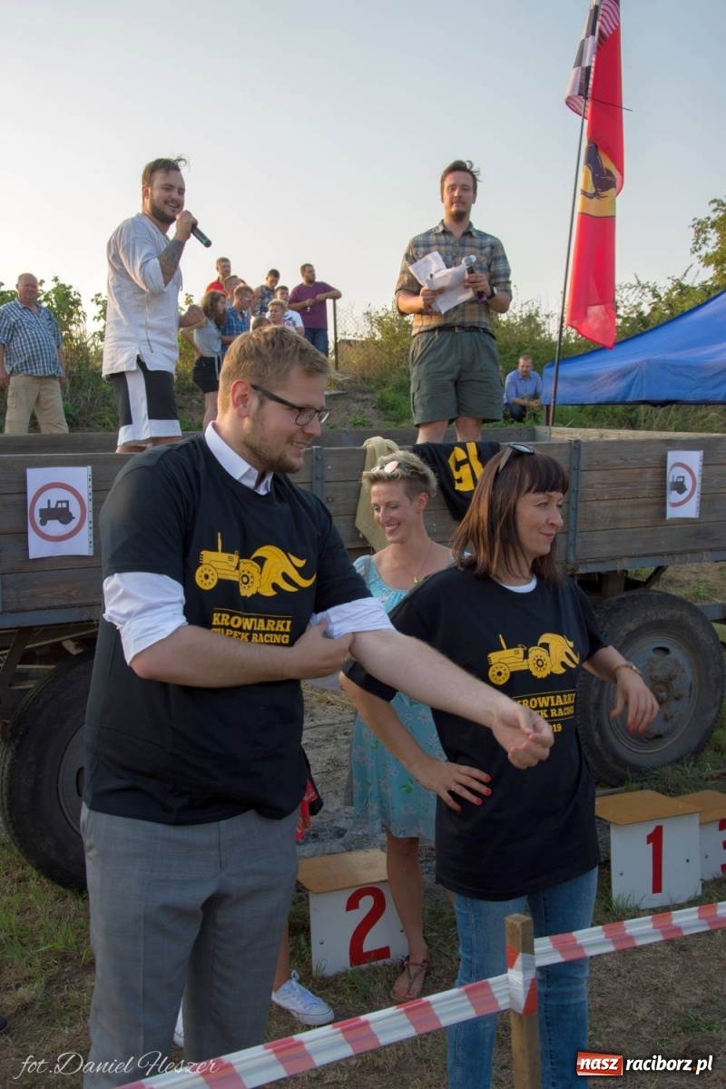 Zdjęcie w galerii na portalu naszraciborz.pl: Krowiarki 2019. Zmagania traktorów i dożynkowy korowód [FOTO z DRONA] wiadomości z regionu