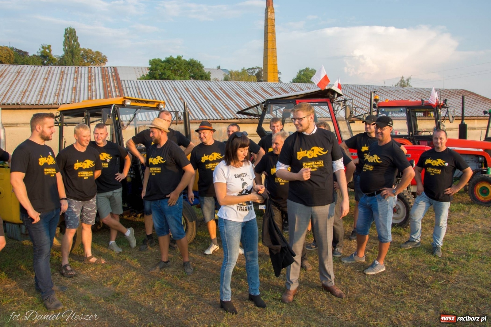 Zdjęcie w galerii na portalu naszraciborz.pl: Krowiarki 2019. Zmagania traktorów i dożynkowy korowód [FOTO z DRONA] wiadomości z regionu