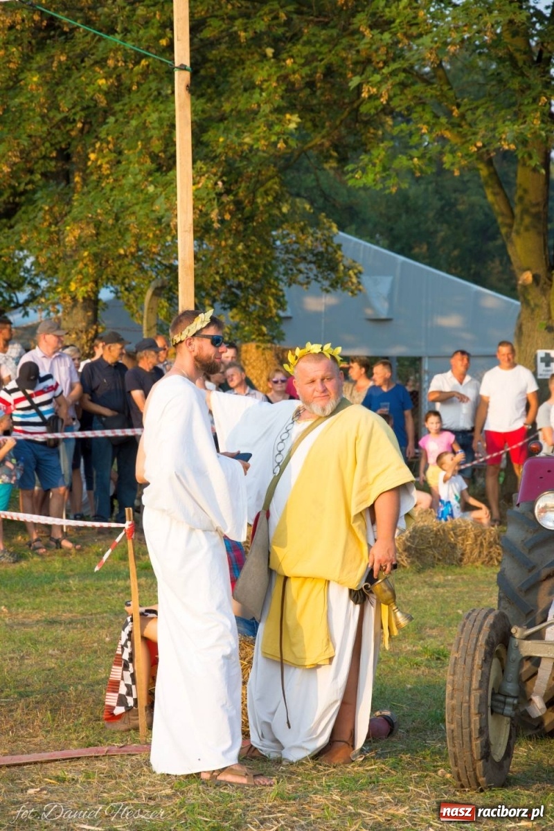 Zdjęcie w galerii na portalu naszraciborz.pl: Krowiarki 2019. Zmagania traktorów i dożynkowy korowód [FOTO z DRONA] wiadomości z regionu