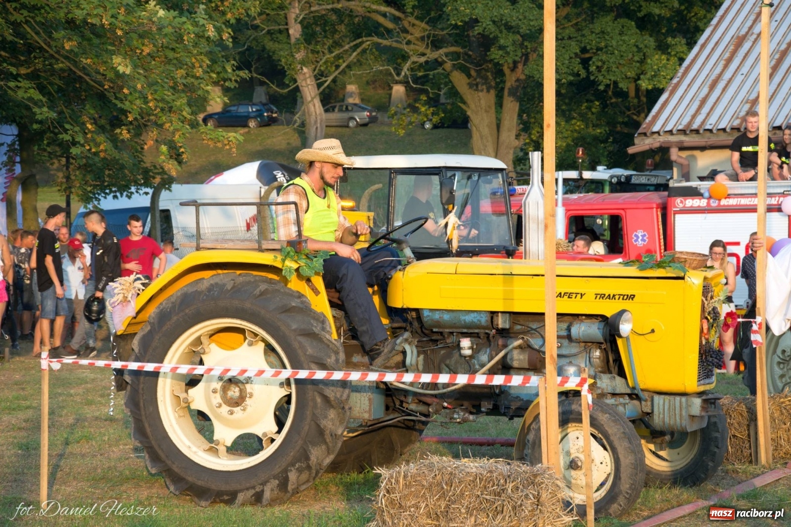 Zdjęcie w galerii na portalu naszraciborz.pl: Krowiarki 2019. Zmagania traktorów i dożynkowy korowód [FOTO z DRONA] wiadomości z regionu