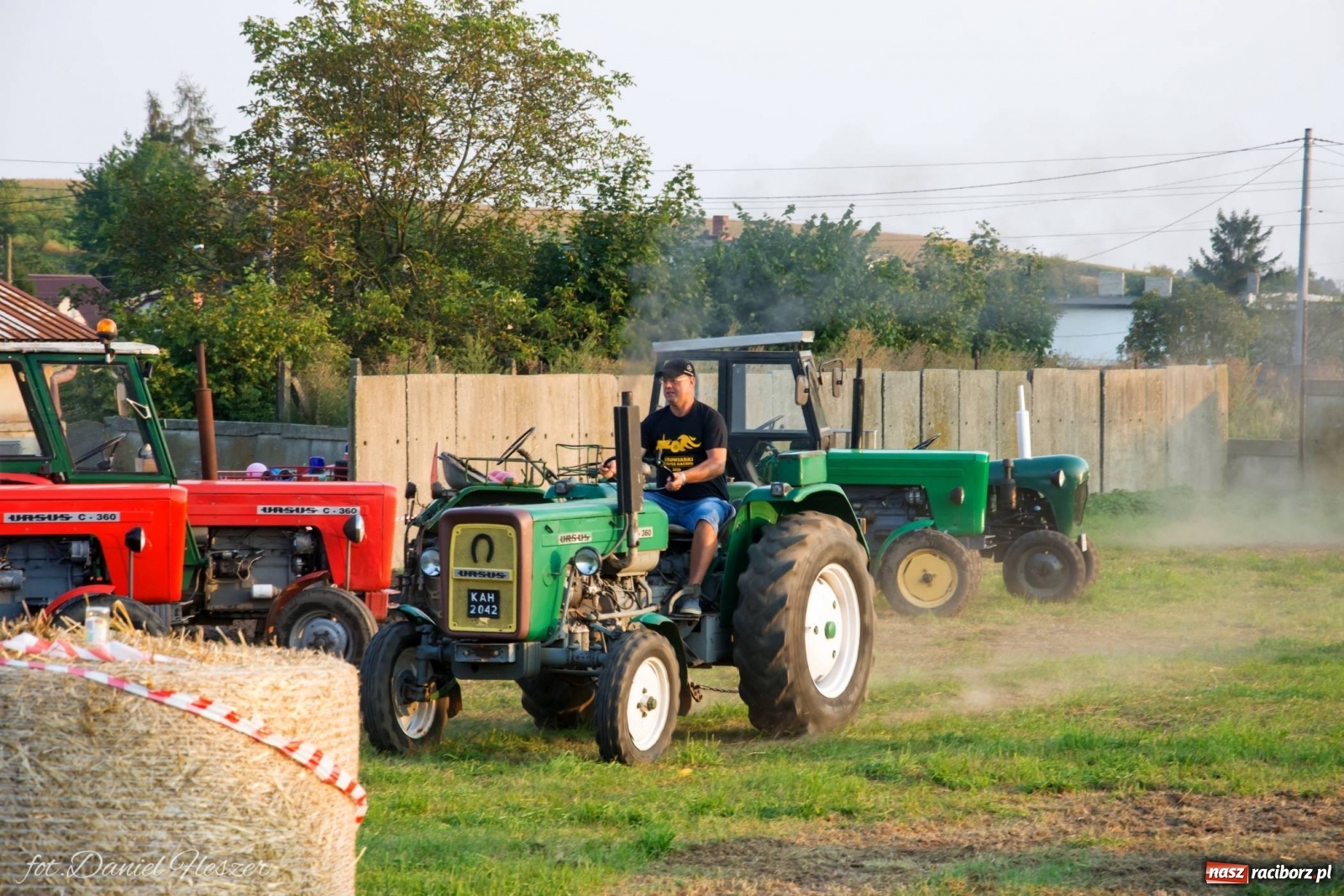 Zdjęcie w galerii na portalu naszraciborz.pl: Krowiarki 2019. Zmagania traktorów i dożynkowy korowód [FOTO z DRONA] wiadomości z regionu