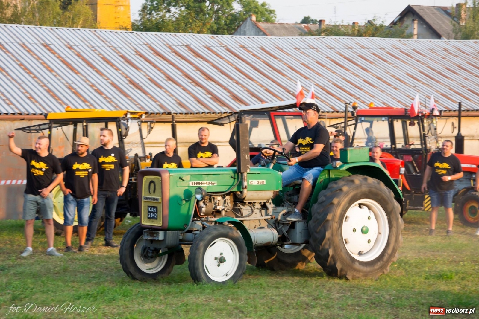 Zdjęcie w galerii na portalu naszraciborz.pl: Krowiarki 2019. Zmagania traktorów i dożynkowy korowód [FOTO z DRONA] wiadomości z regionu