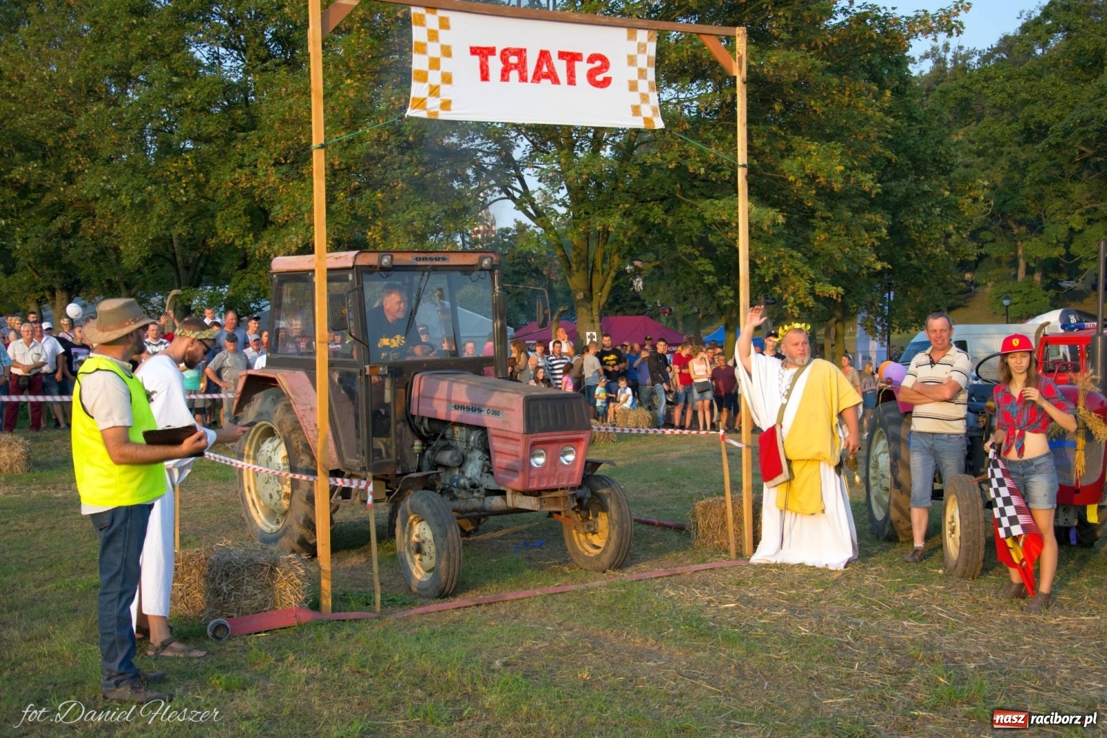 Zdjęcie w galerii na portalu naszraciborz.pl: Krowiarki 2019. Zmagania traktorów i dożynkowy korowód [FOTO z DRONA] wiadomości z regionu