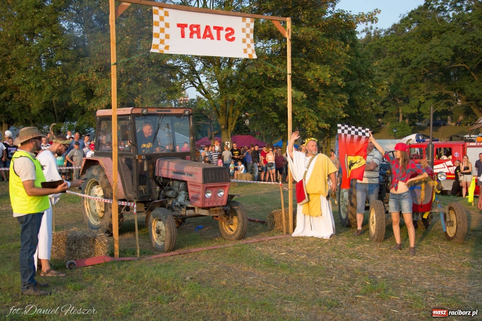 Zdjęcie w galerii na portalu naszraciborz.pl: Krowiarki 2019. Zmagania traktorów i dożynkowy korowód [FOTO z DRONA] wiadomości z regionu