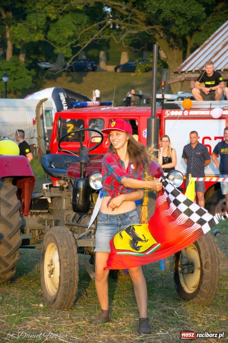 Zdjęcie w galerii na portalu naszraciborz.pl: Krowiarki 2019. Zmagania traktorów i dożynkowy korowód [FOTO z DRONA] wiadomości z regionu