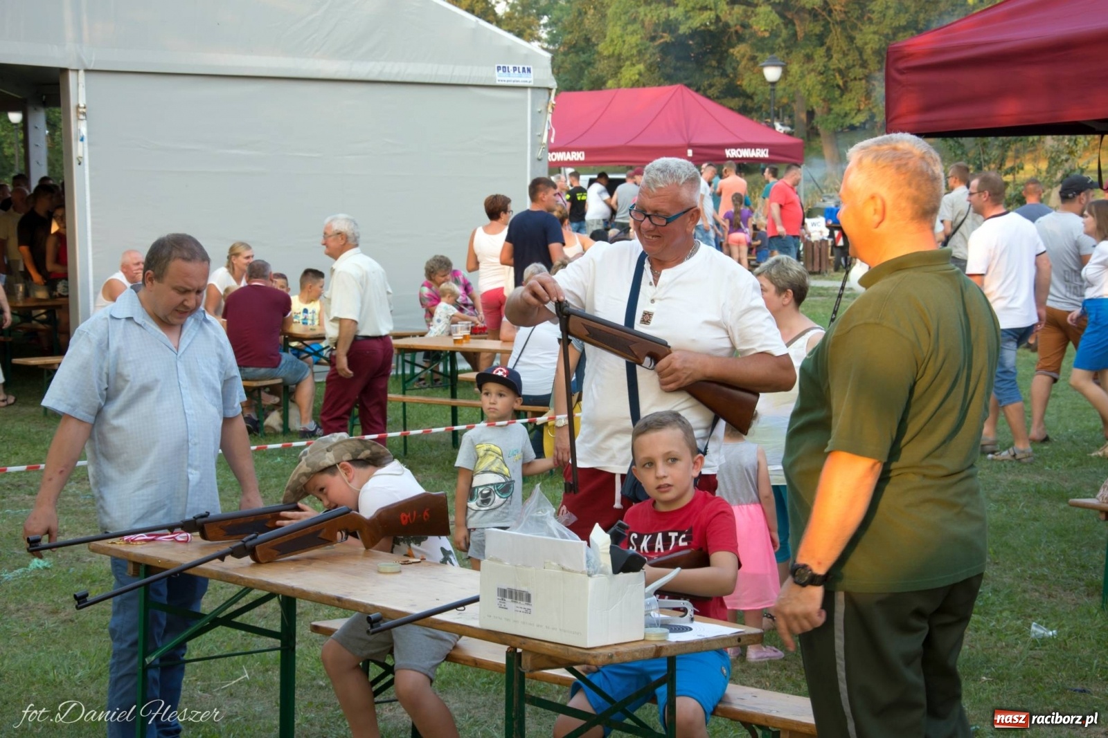 Zdjęcie w galerii na portalu naszraciborz.pl: Krowiarki 2019. Zmagania traktorów i dożynkowy korowód [FOTO z DRONA] wiadomości z regionu