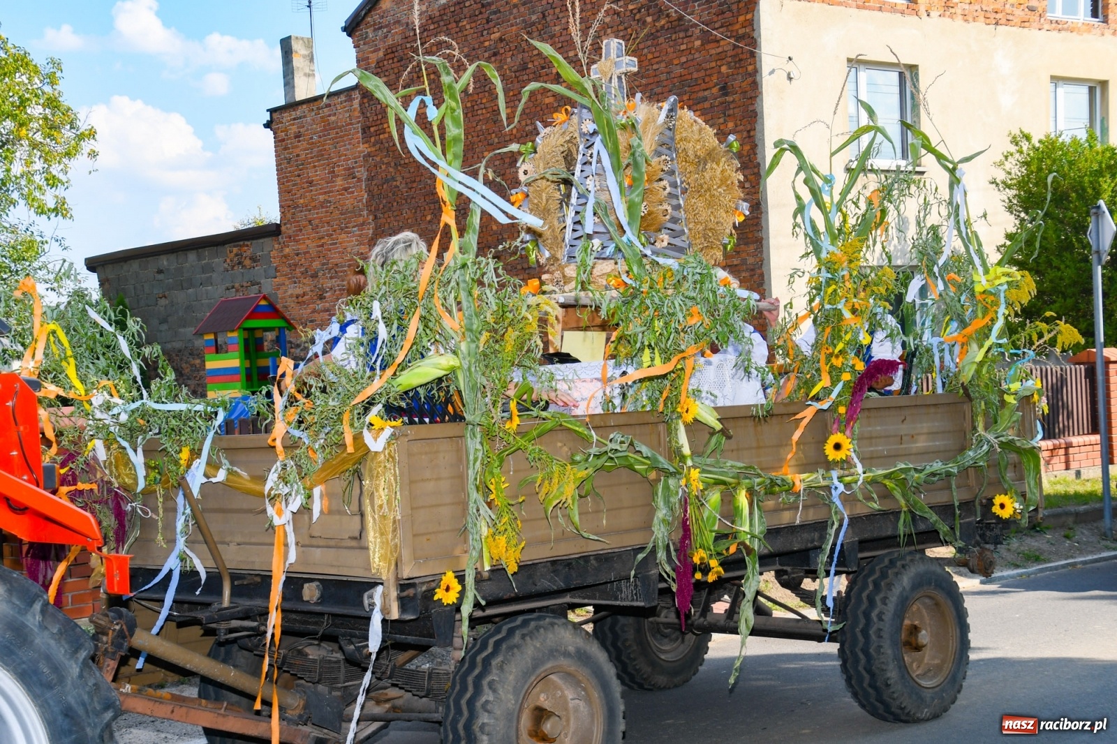 Zdjęcie w galerii na portalu naszraciborz.pl: Dożynki gminy Lyski w Raszczycach. Wesoły korowód  i znamienici goście [FOTO i WIDEO] wiadomości z regionu