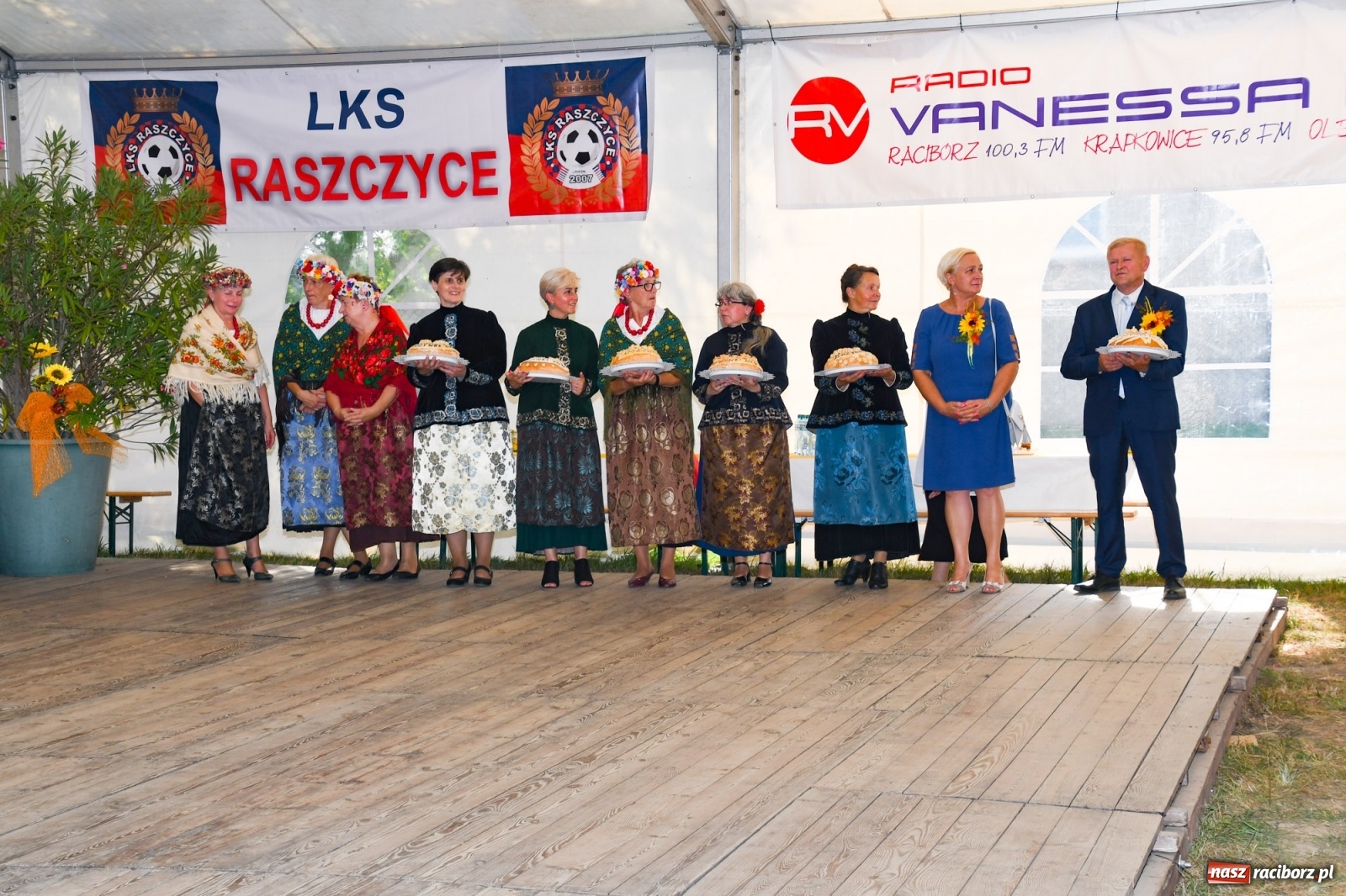 Zdjęcie w galerii na portalu naszraciborz.pl: Dożynki gminy Lyski w Raszczycach. Wesoły korowód  i znamienici goście [FOTO i WIDEO] wiadomości z regionu