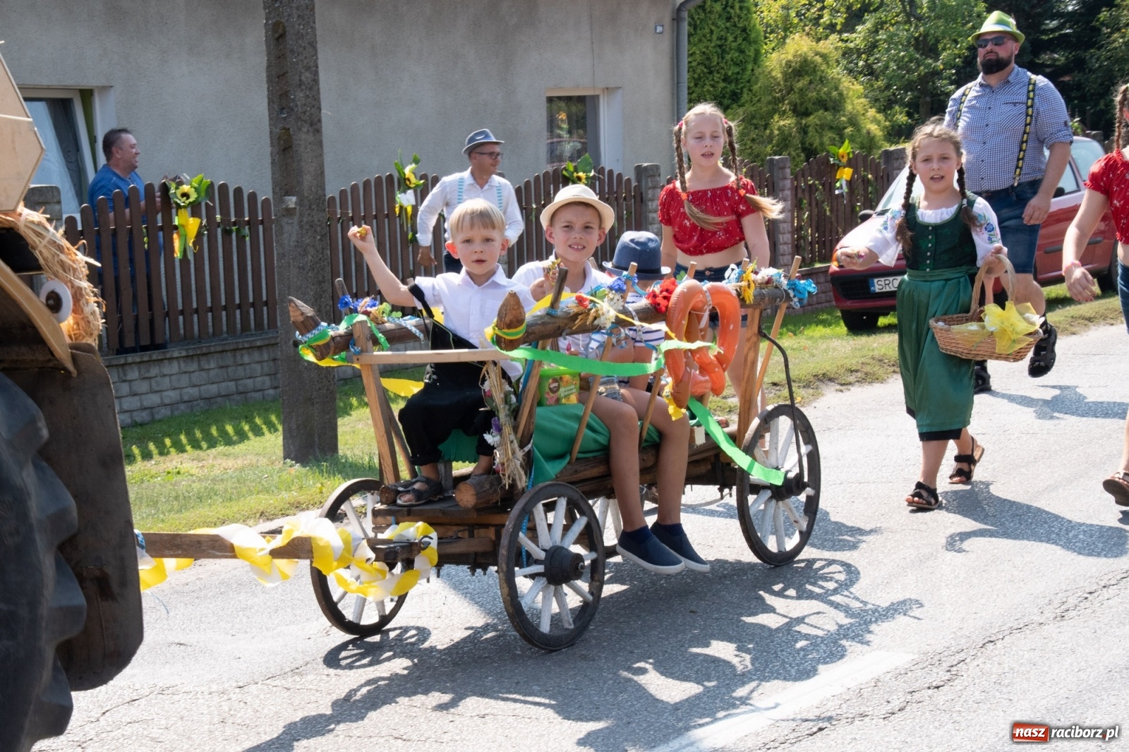 Zdjęcie w galerii na portalu naszraciborz.pl: Dożynki gminy Lyski w Raszczycach. Wesoły korowód  i znamienici goście [FOTO i WIDEO] wiadomości z regionu