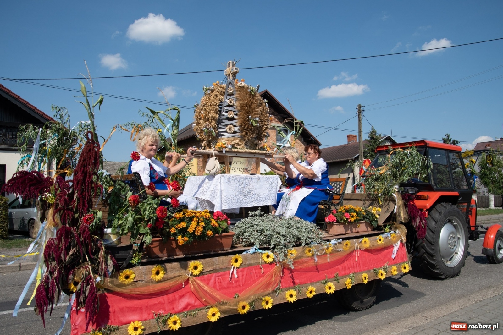 Zdjęcie w galerii na portalu naszraciborz.pl: Dożynki gminy Lyski w Raszczycach. Wesoły korowód  i znamienici goście [FOTO i WIDEO] wiadomości z regionu