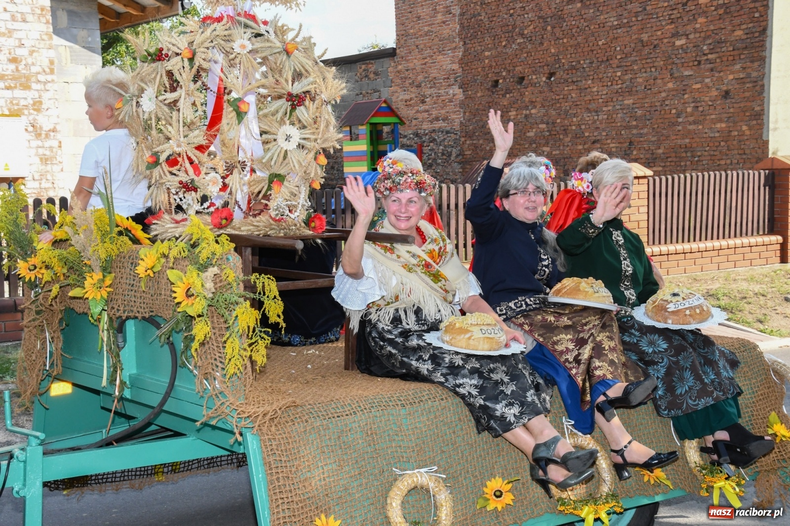 Zdjęcie w galerii na portalu naszraciborz.pl: Dożynki gminy Lyski w Raszczycach. Wesoły korowód  i znamienici goście [FOTO i WIDEO] wiadomości z regionu