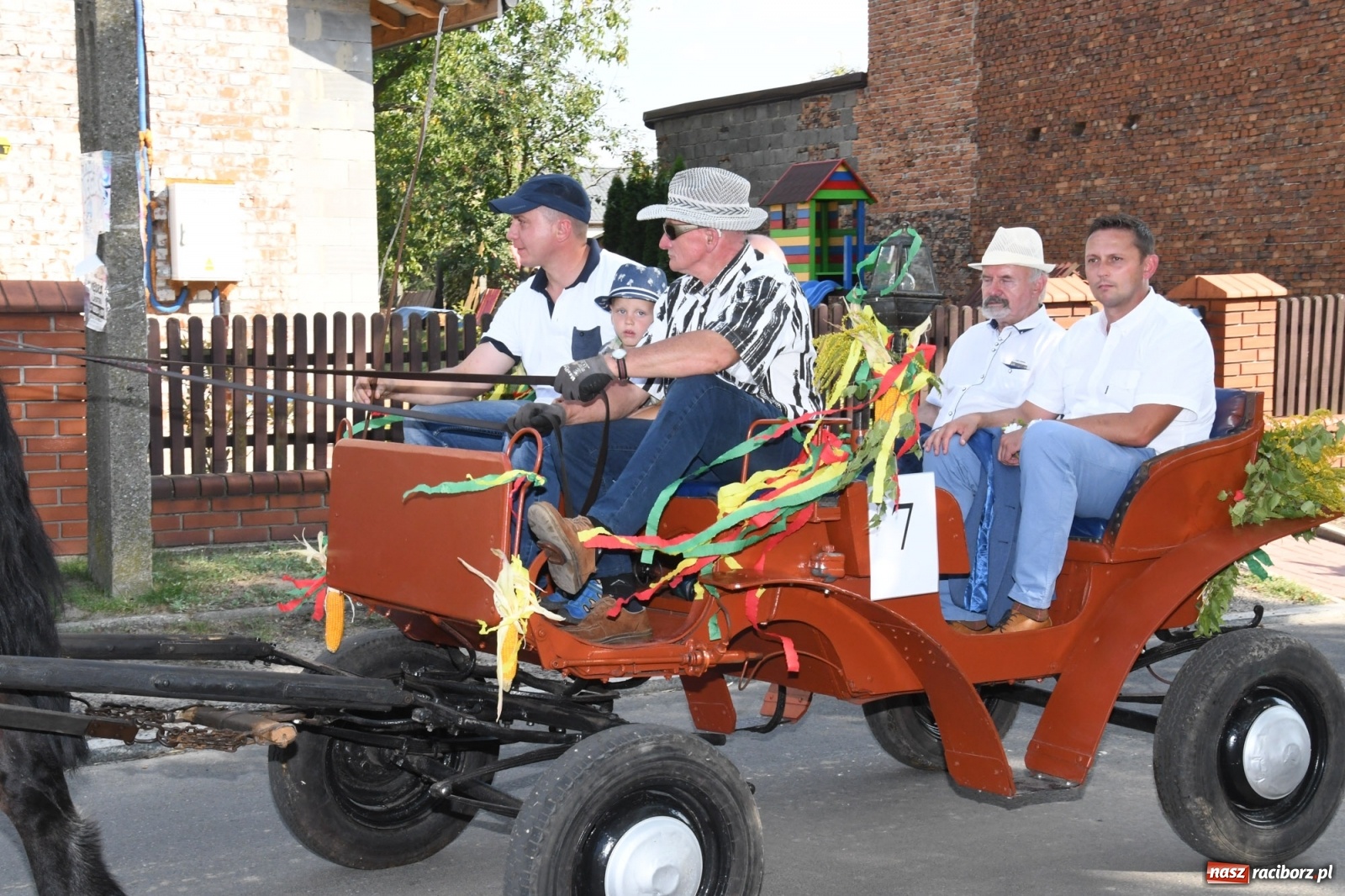 Zdjęcie w galerii na portalu naszraciborz.pl: Dożynki gminy Lyski w Raszczycach. Wesoły korowód  i znamienici goście [FOTO i WIDEO] wiadomości z regionu