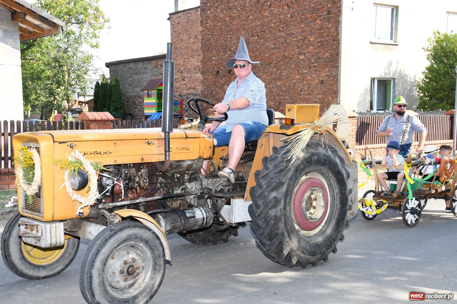 Zdjęcie w galerii na portalu naszraciborz.pl: Dożynki gminy Lyski w Raszczycach. Wesoły korowód  i znamienici goście [FOTO i WIDEO] wiadomości z regionu