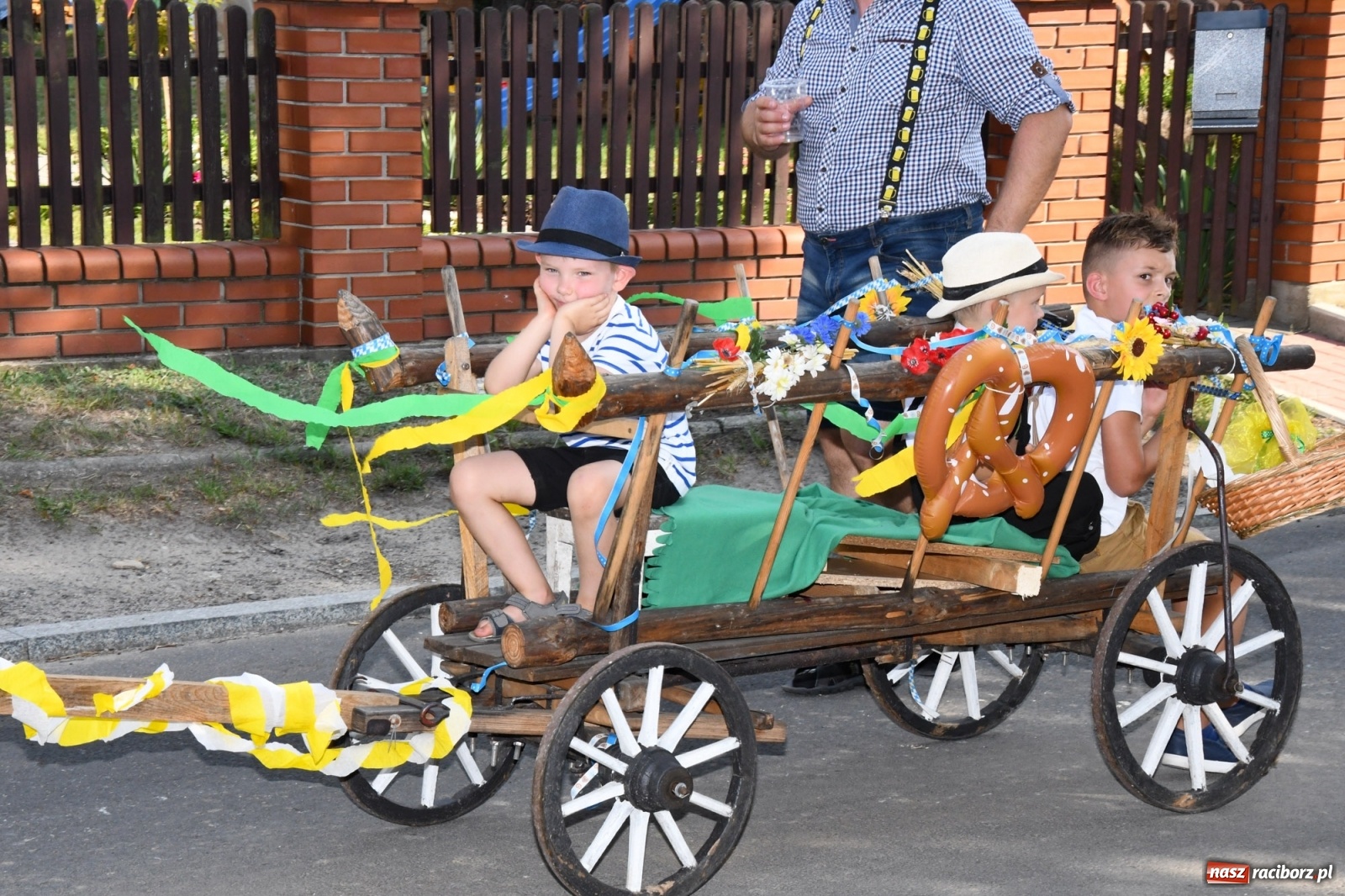 Zdjęcie w galerii na portalu naszraciborz.pl: Dożynki gminy Lyski w Raszczycach. Wesoły korowód  i znamienici goście [FOTO i WIDEO] wiadomości z regionu