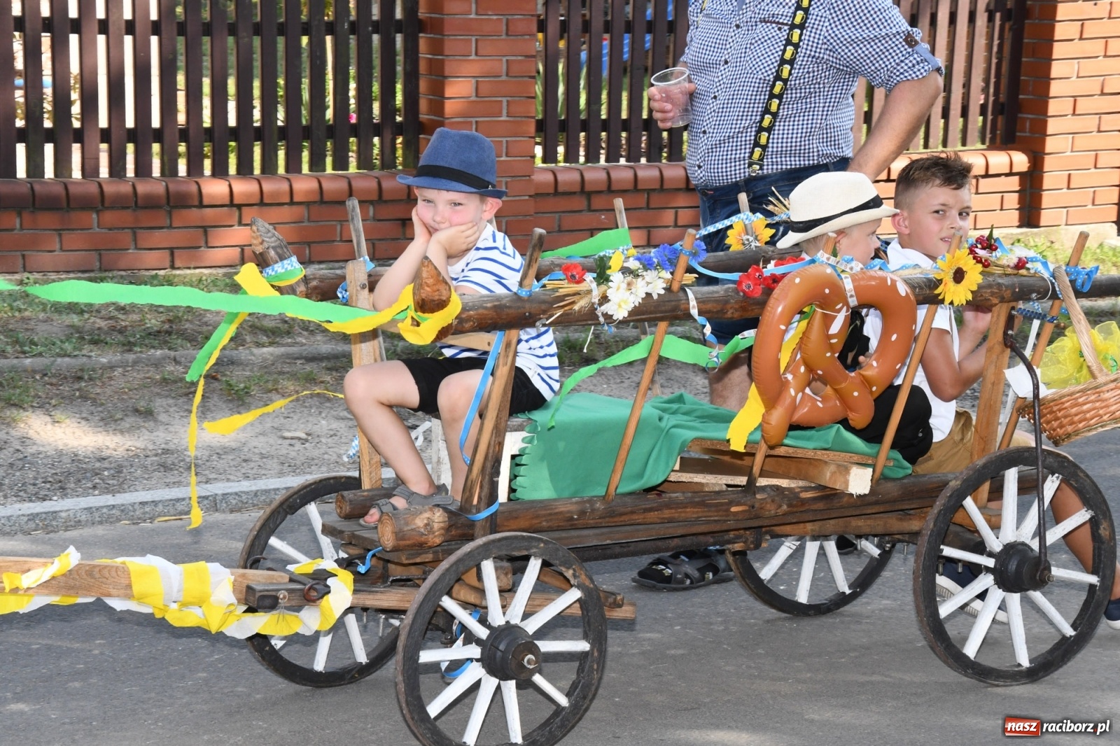 Zdjęcie w galerii na portalu naszraciborz.pl: Dożynki gminy Lyski w Raszczycach. Wesoły korowód  i znamienici goście [FOTO i WIDEO] wiadomości z regionu