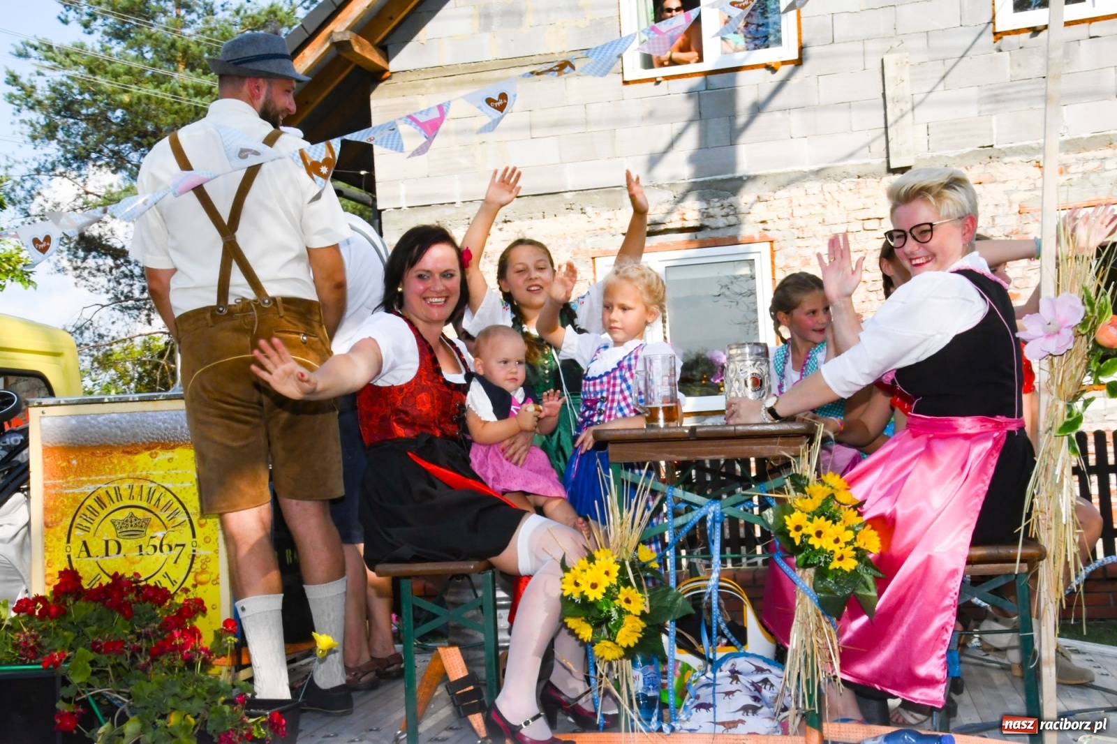 Zdjęcie w galerii na portalu naszraciborz.pl: Dożynki gminy Lyski w Raszczycach. Wesoły korowód  i znamienici goście [FOTO i WIDEO] wiadomości z regionu