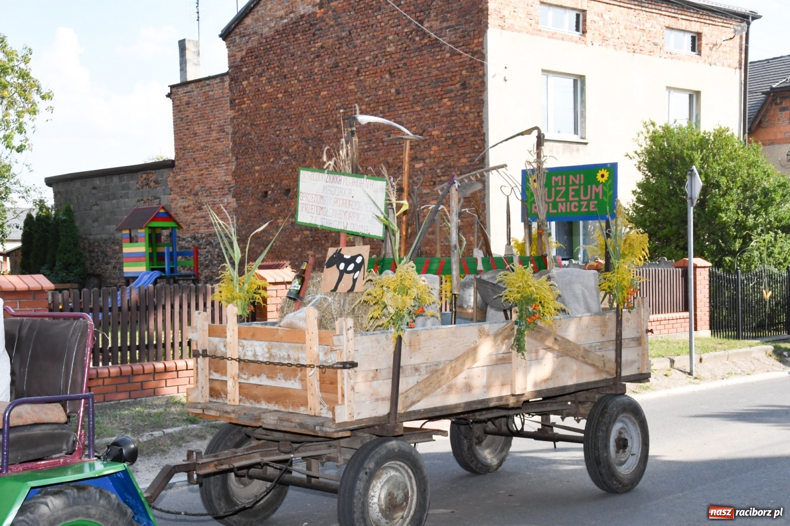 Zdjęcie w galerii na portalu naszraciborz.pl: Dożynki gminy Lyski w Raszczycach. Wesoły korowód  i znamienici goście [FOTO i WIDEO] wiadomości z regionu