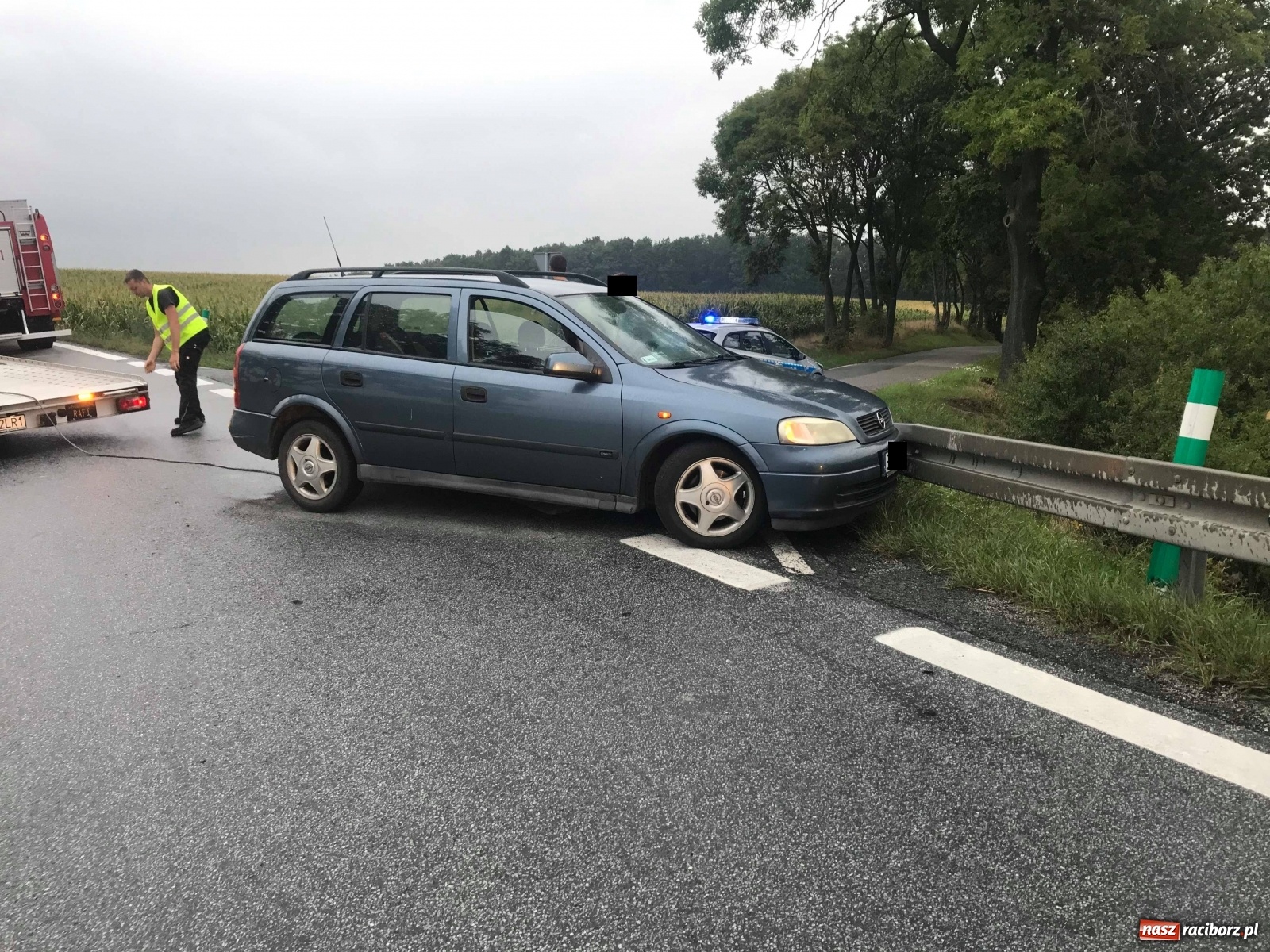 Zdjęcie w galerii na portalu naszraciborz.pl: Lanos w polu. Zderzenie na DK 45  wiadomości z regionu
