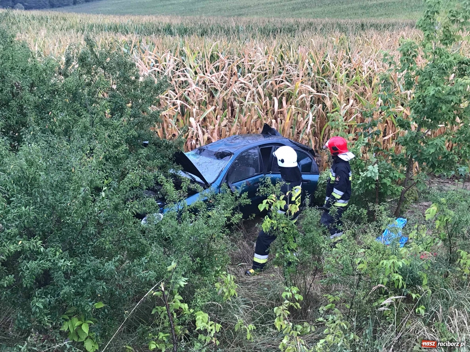 Zdjęcie w galerii na portalu naszraciborz.pl: Lanos w polu. Zderzenie na DK 45  wiadomości z regionu