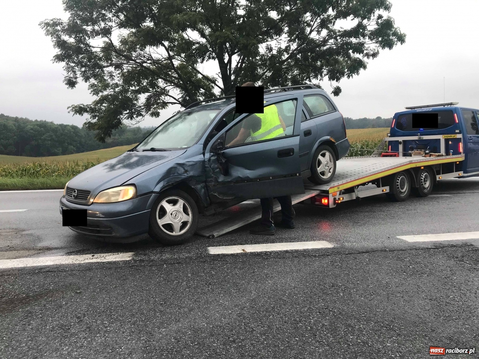 Zdjęcie w galerii na portalu naszraciborz.pl: Lanos w polu. Zderzenie na DK 45  wiadomości z regionu