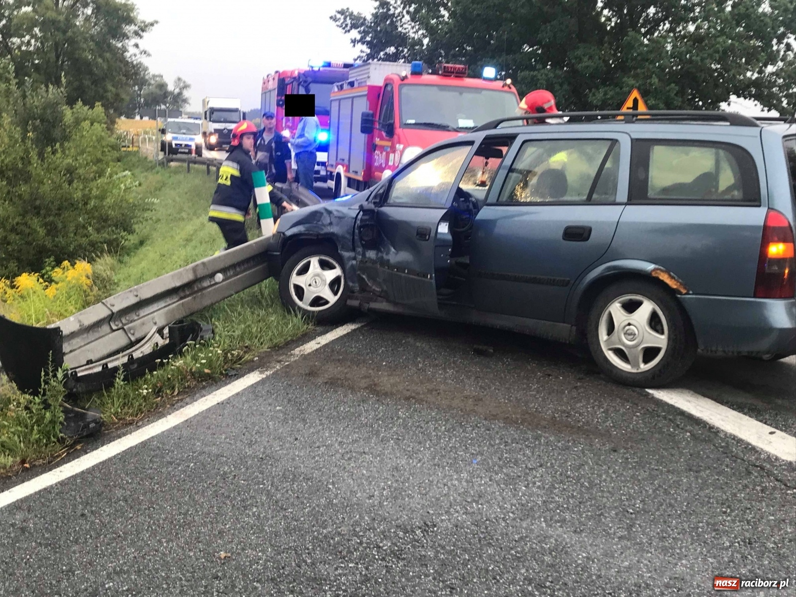 Zdjęcie w galerii na portalu naszraciborz.pl: Lanos w polu. Zderzenie na DK 45  wiadomości z regionu