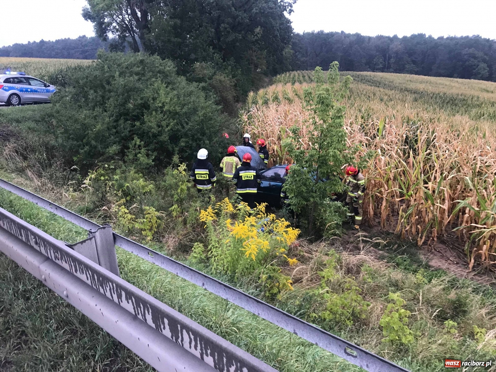 Zdjęcie w galerii na portalu naszraciborz.pl: Lanos w polu. Zderzenie na DK 45  wiadomości z regionu